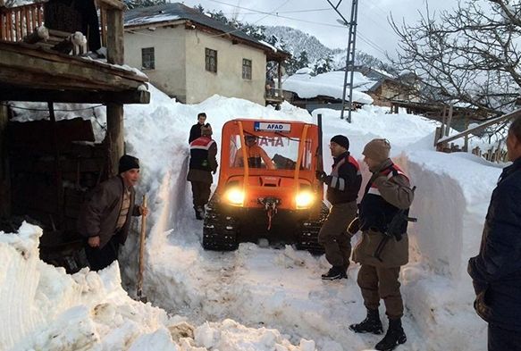 Kar yağışında mahsur kalan bekçi 10 saat sonra kurtarıldı