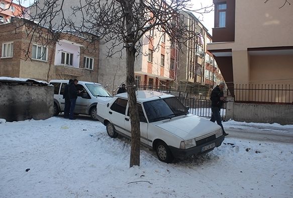 Polisin kovaladığı hırsızlar aracı bırakıp kaçtı