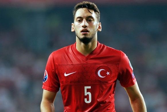 Hakan alhanolu, futboldan 4 ay men edildi