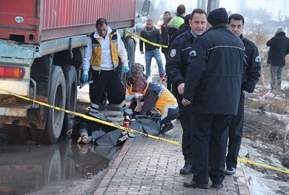Savaştan kaçtı, tırın altında can verdi