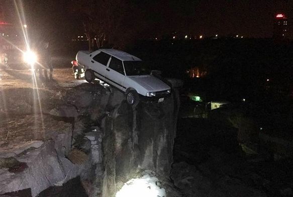 Uçurumda asılı kalan araç kurtarıldı