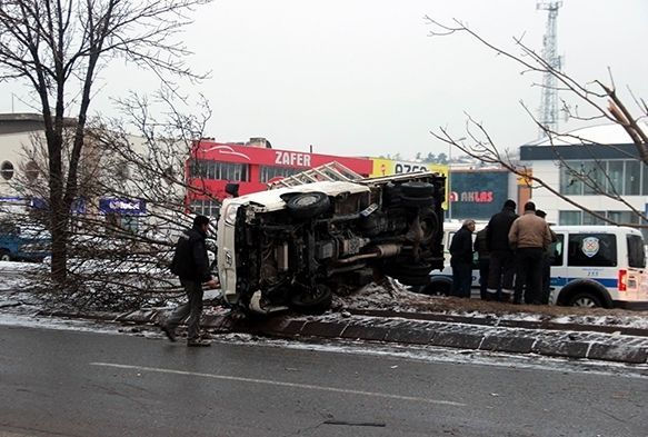 Kamyonet yan yattı: 1 yaralı