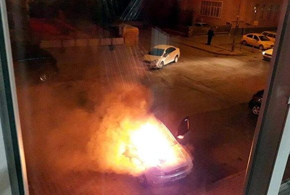 Kayseri'de otomobil alev alev yandı