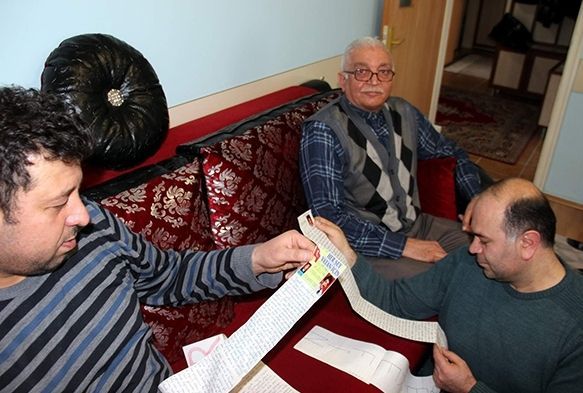 Askerdeki oğullarına 5’er metrelik mektup yazdı