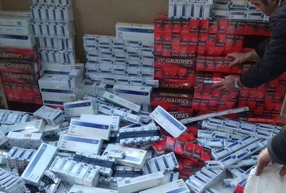 Çalıntı araçla sigara kaçakçılığı yaparken yakalandılar