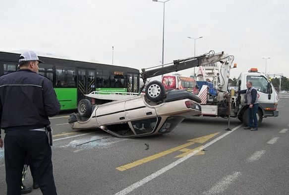 Pikaba çarpan otomobil takla attı: 3 yaralı