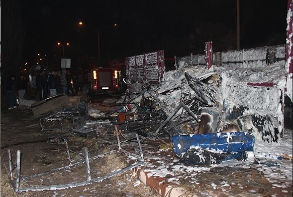 Ev eşyası yüklü kamyon alev alev yandı