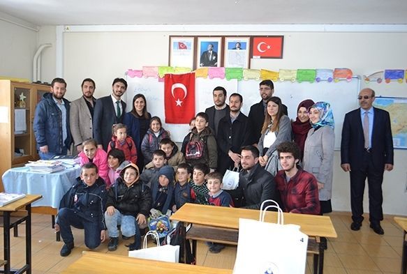 ERÜ Hukuk Fakültesi ilköğretim okullarına yardımlarını sürdürüyor