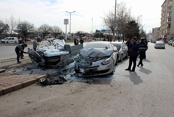 Takla atan otomobil 3 araca zarar verdi