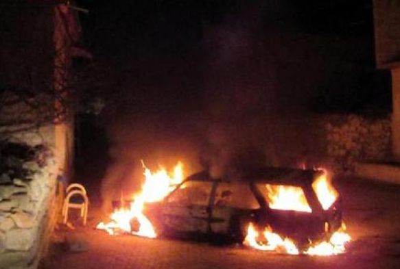 Kayseri'de park halindeki otomobil yandı