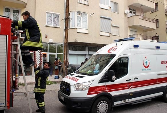 Üzerine asansör düşen işçi yaralandı