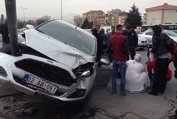 Hastaneye yetişmek isterken kazaya neden oldu