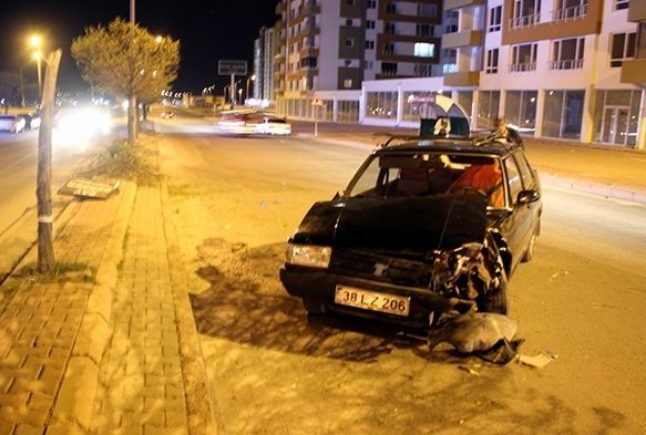 Direksiyon hakimiyetini kaybetti, ağaca çarparak durabildi
