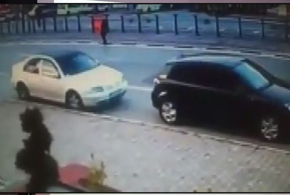 Otomobilin çarptığı çocuk ölümden döndü