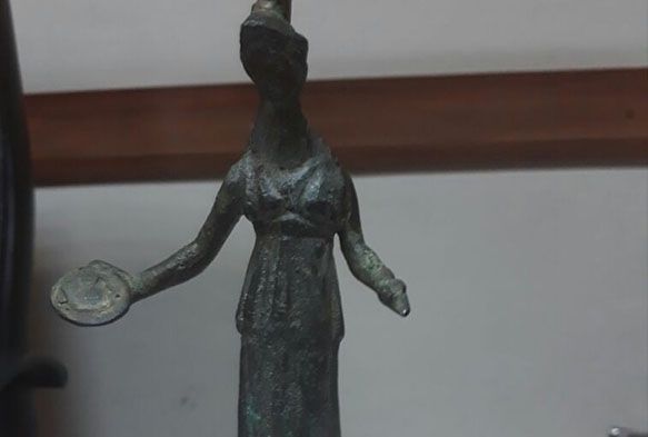 Heykel kaçakçısı yurt dışına çıkmaya çalışırken yakalandı