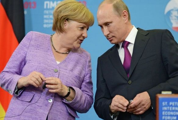 Putin, Merkel ile bir araya geldi