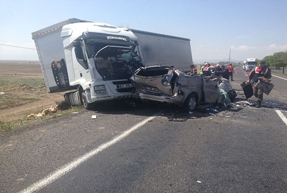 Şeritten çıkan kamyonet tıra çarptı: 1 ölü, 1 yaralı