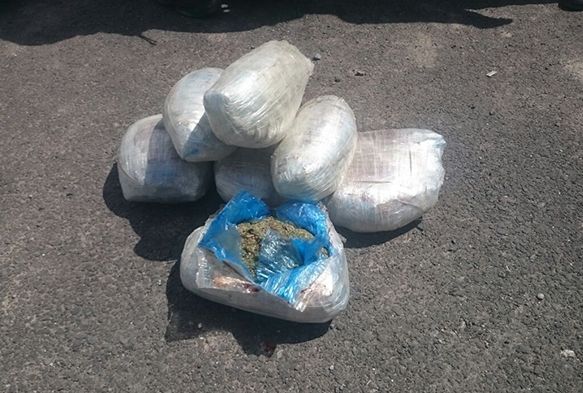 Kiralık araçta 8 kilogram esrar bulundu