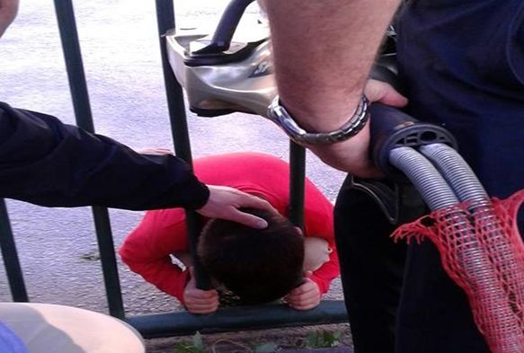 Kafası demir parmaklıklara sıkışan çocuğu itfaiye kurtardı