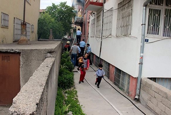 Dumanların sardığı apartmandan can havliyle çıktılar
