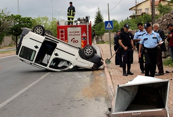 Çöp konteynerine çarpan otomobil takla attı: 2 yaralı
