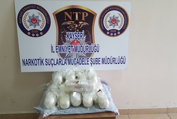 Aracının yakıt deposuna zulalanmış halde esrar bulundu.