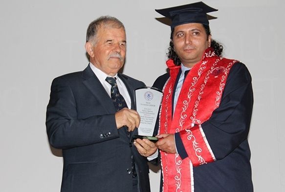 Kırk yaşında üniversiteyi dereceyle bitirdi
