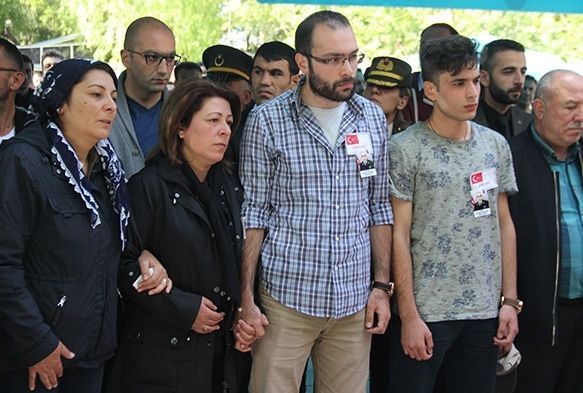 Babalarını el ele uğurladılar