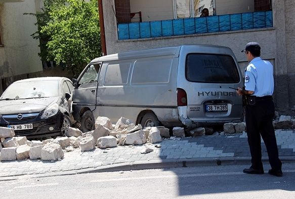 Minibüs binaya çarptı: 1 yaralı