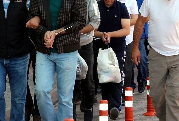 FETÖ'den gözaltına alınan 8 akademisyen adliyeye çıkarıldı