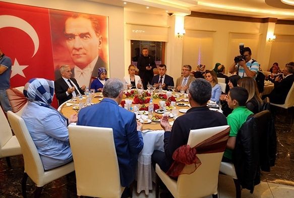 Vali Kamçı Şehit Aileleri ve Gazilerle iftar yemeğinde buluştu
