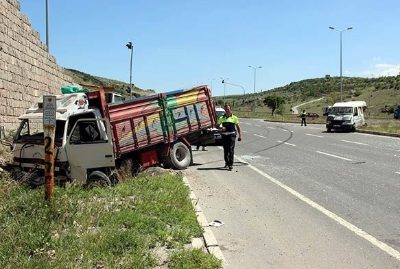 Kamyonet ile minibüs çarpıştı: 6 yaralı