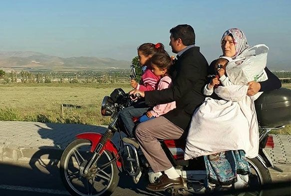  Motosiklet zerinde aile boyu tehlikeli yolculuk