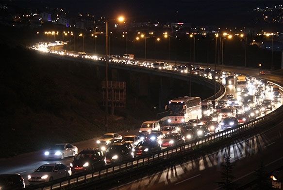 Tatilciler dn yolunda trafikte kald