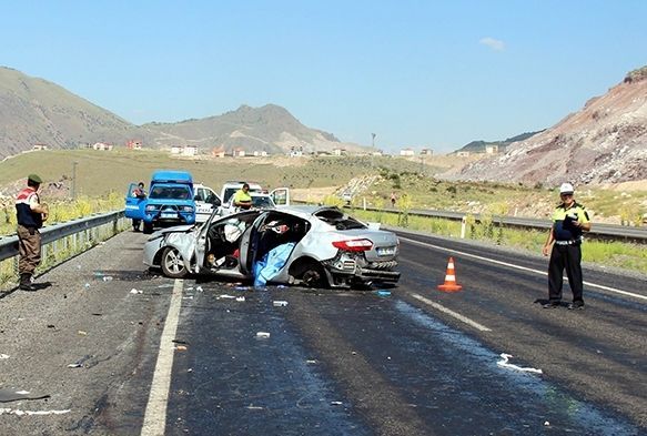 Kayseri'de feci kaza: 2 ölü 3 ağır yaralı