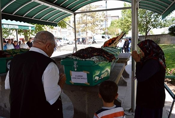 Kazada hayatını kaybeden iki kişi son yolculuğuna uğurlandı.
