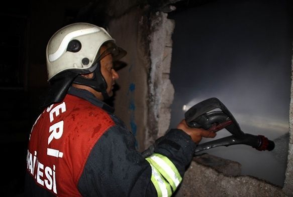 Gecekondunun kömürlüğünde çıkan yangını itfaiye söndürdü