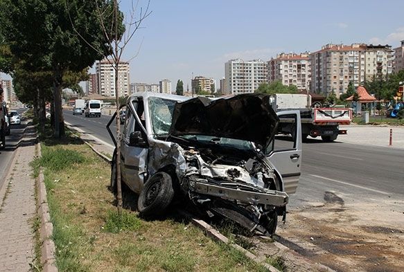 İki otomobil kafa kafaya çarpıştı