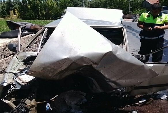 Otomobiller çarpıştı, sıkışanları itfaiye kurtardı