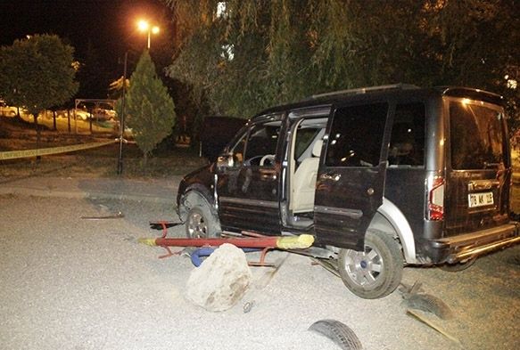 Babasının aracını kaçıran çocuk oyun parkına daldı