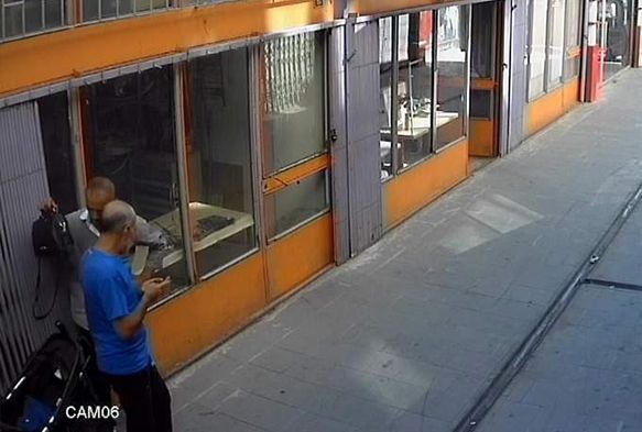 Bebek arabasından kadın çantası çaldılar