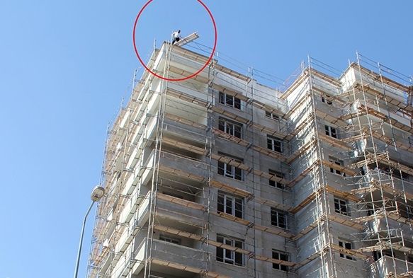 Çatıya çıktı, maaşları kaptı