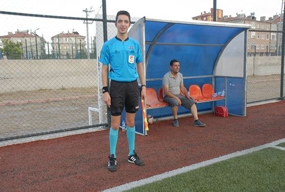 Sağlıkçı baba ile hakem oğul aynı maçta yan yana