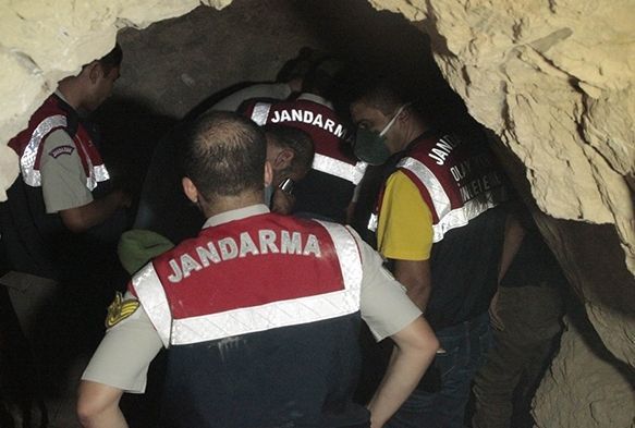 Yaşlı kadının cesedi 6 saatlik çalışma ile tünelden çıkarılabildi