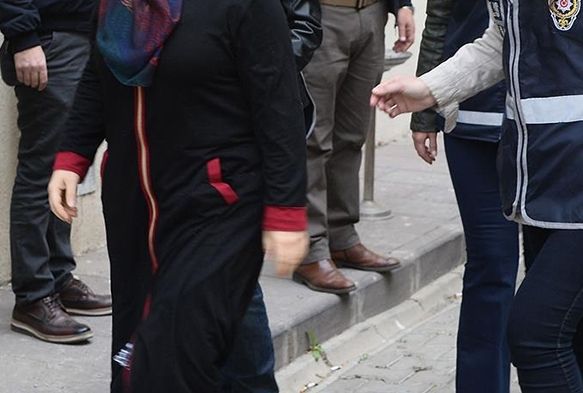 FETÖ firarisi kadın çıkarıldığı mahkemece tutuklandı