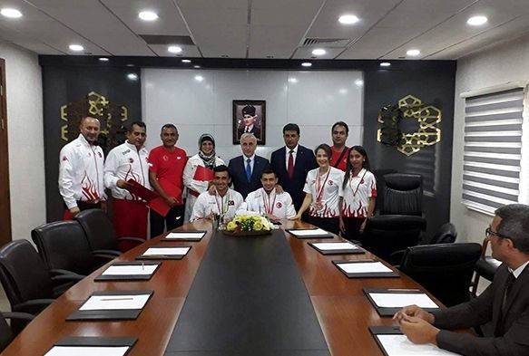 Vali Kamçı başarılı sporcuları ödüllendirdi