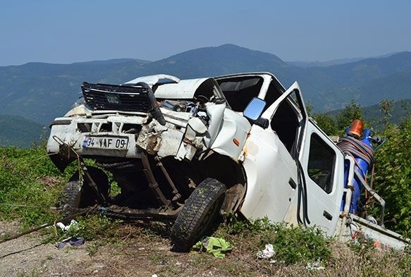 Freni patlayan kamyonet uuruma yuvarland: 2'si ar, 4 yaral