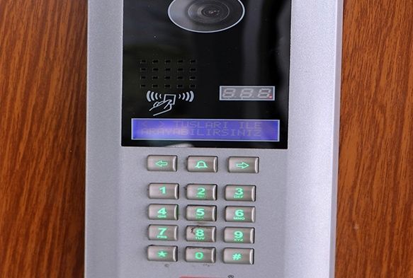 Binaya girip çıkanları, kameralı diyafon sisteminden kontrol ediyormuş