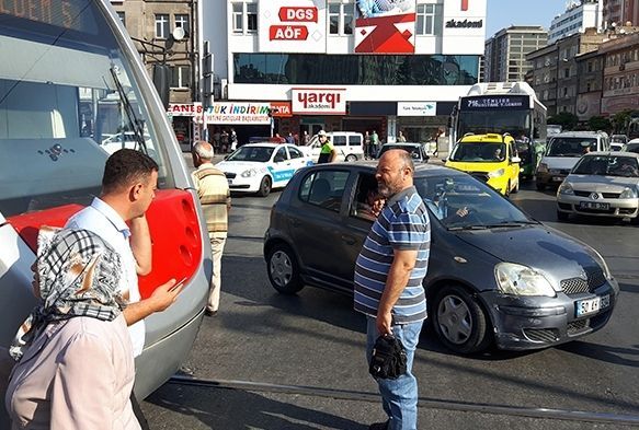 Tramvay otomobile çarptı, trafik aksadı