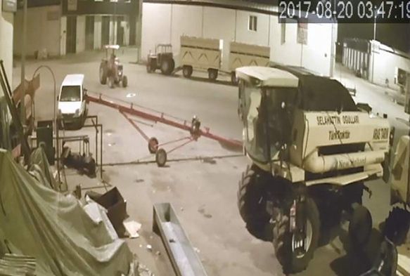 Önce aküyü sonra traktörü çaldılar